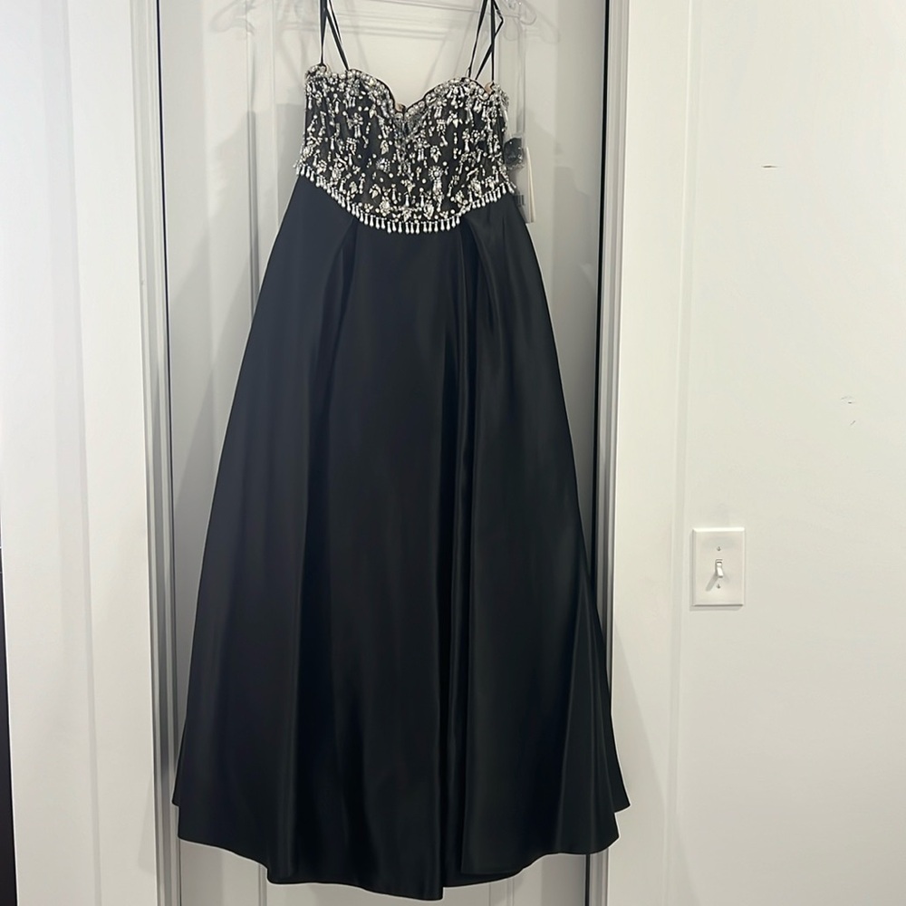 MAC DUGGAL DRESS - Picture 4 of 15